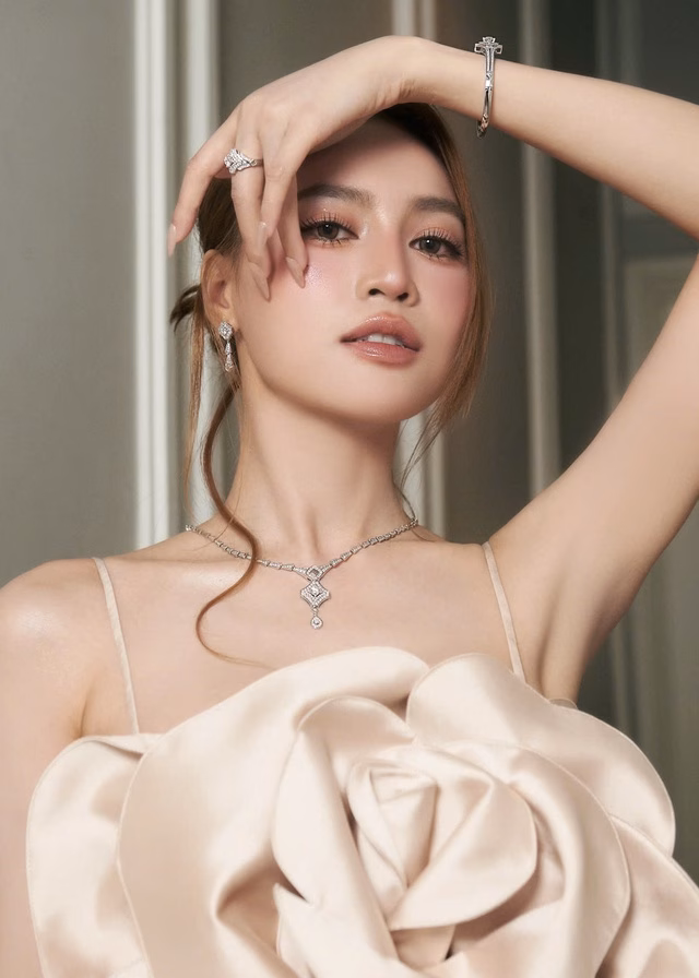 Ninh Dương Lan Ngọc diện trang sức kim cương