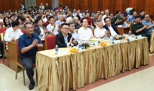 Tác giả Nguyễn Xuân Tuấn giới thiệu sách Tác giả trình bày về nội dung sách