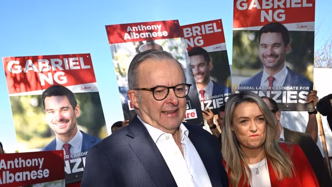 Thủ tướng Úc Anthony Albanese tái đắc cử Thủ tướng Anthony Albanese thăm một điểm bỏ phiếu ngày 3-5.
