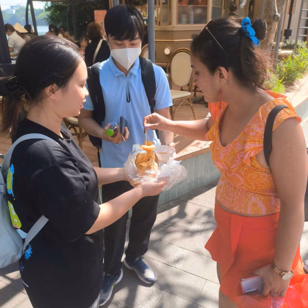 Cô Kavita Singh thưởng thức bánh tôm hồ Tây Cô Kavita Singh thưởng thức bánh tôm hồ Tây