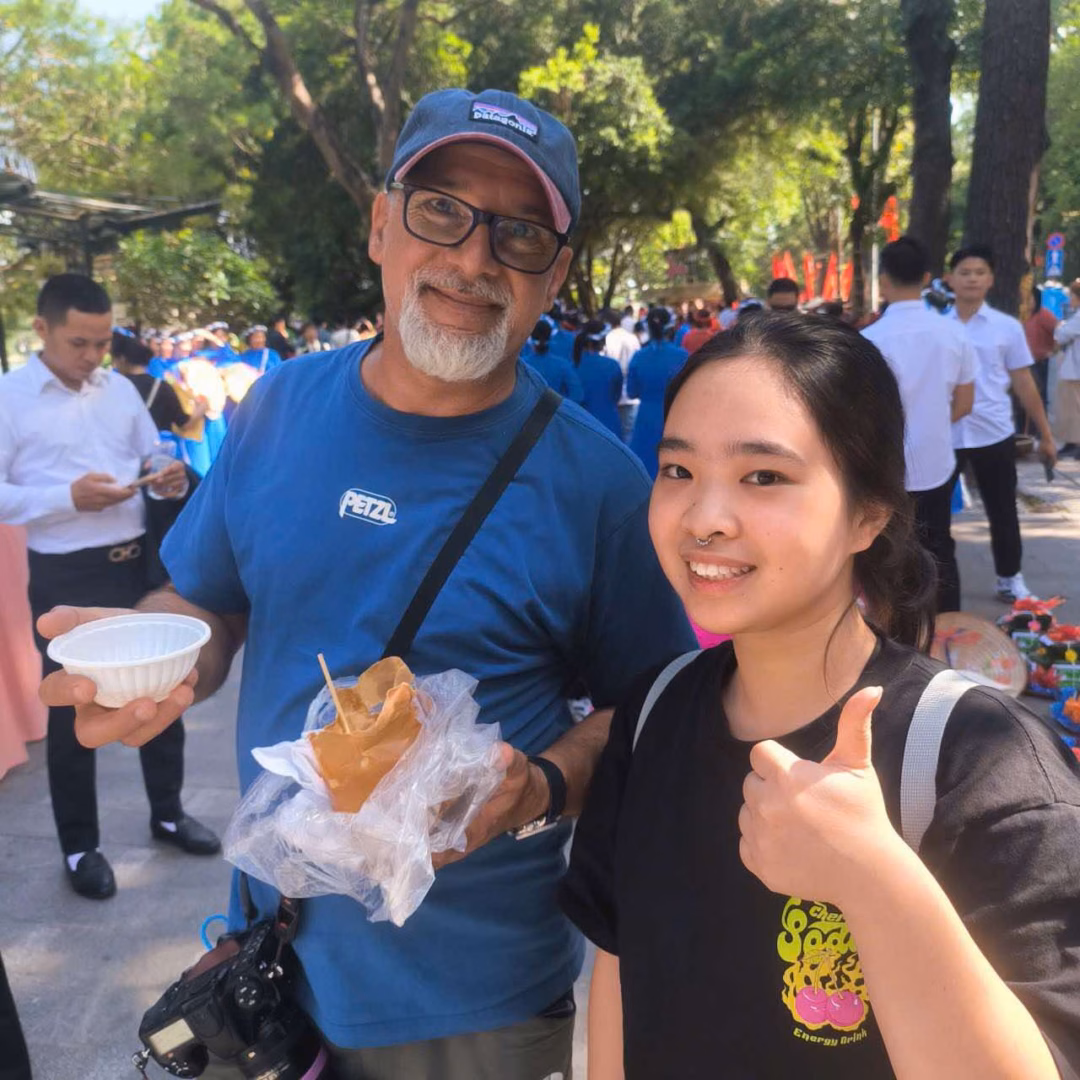 Du khách thưởng thức bánh tôm hồ Tây Du khách thưởng thức bánh tôm hồ Tây