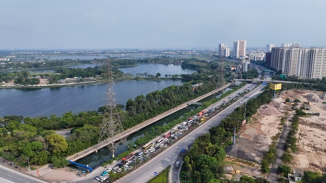 Phương tiện ùn ứ tại Vành đai 3 Xe cộ chen chúc tại nút giao Hoàng Mai