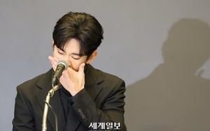 Kim Soo-hyun đối mặt với bê bối tình ái và kiện tụng Kim Soo-hyun đối mặt với bê bối tình ái và kiện tụng