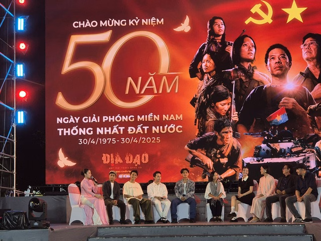 Đoàn phim Địa đạo giao lưu tại Nguyễn Huệ Bùi Thạc Chuyên bật mí về kết mới của Địa đạo: Mặt trời trong bóng tối