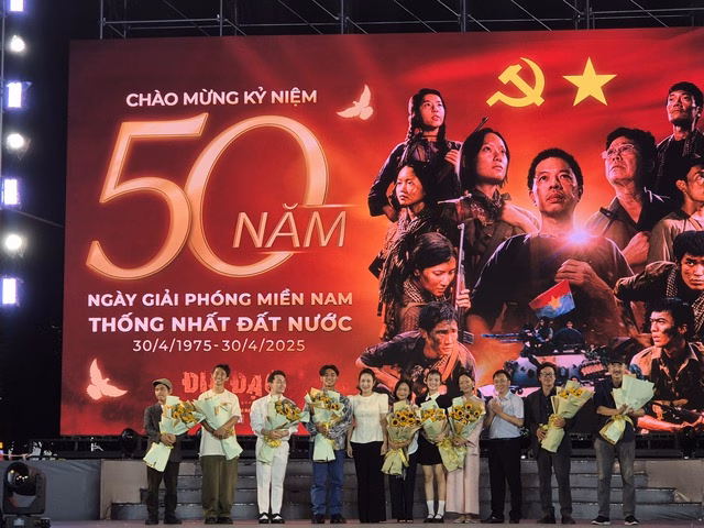Đoàn phim nhận hoa chúc mừng Bùi Thạc Chuyên bật mí về kết mới của Địa đạo: Mặt trời trong bóng tối