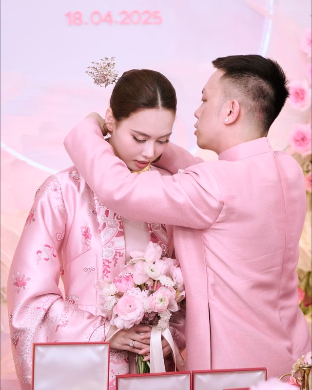 Chú rể trao trang sức cho cô dâu Tâm Như Á hậu Tâm Như đẹp dịu dàng trong lễ đính hôn - Ảnh 4.