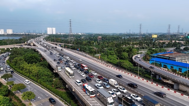 Ùn tắc cửa ngõ Hà Nội Dòng xe nối dài hàng km tại cao tốc Pháp Vân