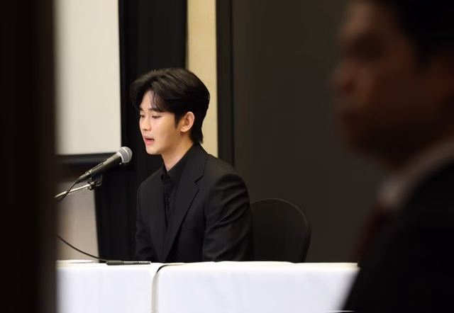 Kim Soo-hyun tại sự kiện Kim Soo-hyun xuất hiện nghiêm nghị sau scandal