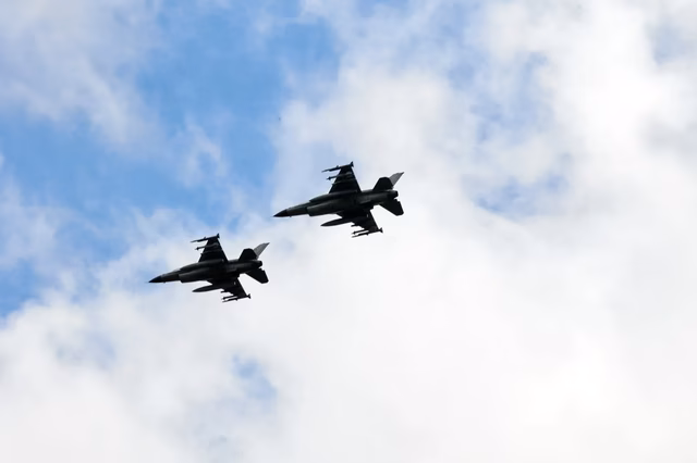 Tiêm kích F-16 trên bầu trời Ukraine Ukraine nhận tin vui về tiêm kích F-16 từ Mỹ- Ảnh 1.
