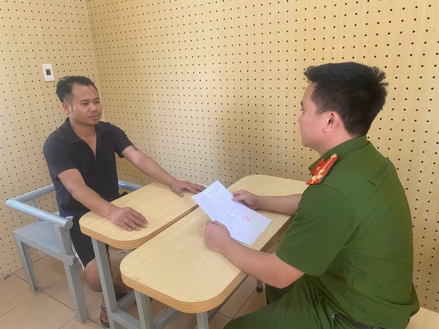 Nguyễn Văn Hưởng trong quá trình làm việc với cơ quan điều tra Nghi phạm Nguyễn Văn Hưởng tại cơ quan điều tra