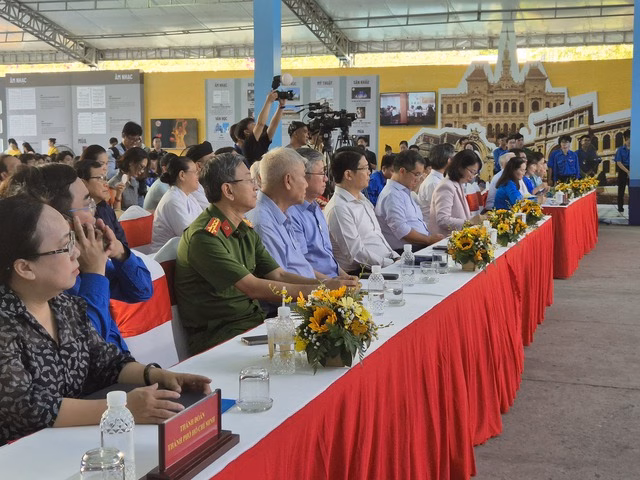 Lãnh đạo TP.HCM tại lễ khai mạc Lãnh đạo TP.HCM dự khai mạc triển lãm