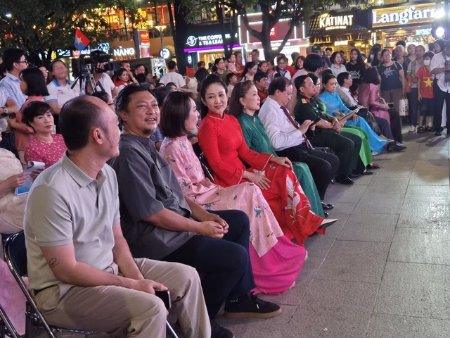 Khán giả tham quan triển lãm Đông đảo công chúng đến với triển lãm