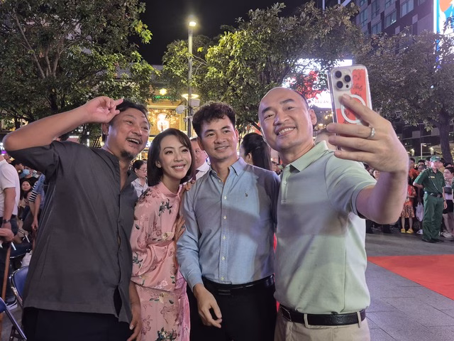 Các nghệ sĩ thế hệ mới Thu Trang, Tiến Luật và NSND Xuân Bắc