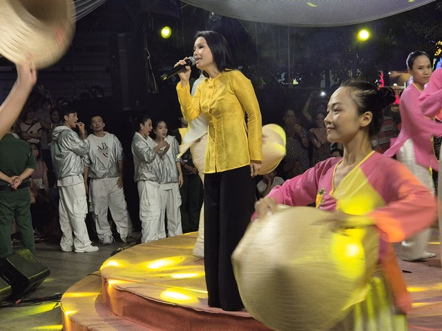 Cẩm Ly duyên dáng trong tà áo bà ba truyền thống Ca sĩ Cẩm Ly, Vân Khánh khuấy động không khí sân khấu tối 30-4- Ảnh 3.