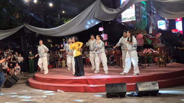 Vân Khánh dịu dàng với Thương về xứ Huế Ca sĩ Cẩm Ly, Vân Khánh khuấy động không khí sân khấu tối 30-4- Ảnh 4.
