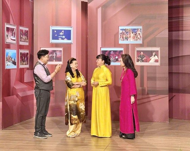 Đạo diễn Thanh Hiệp và triển lãm ảnh Ths, đạo diễn Thanh Hiệp bên triển lãm ảnh kỷ niệm 10 năm Nghệ sĩ và Sàn Diễn