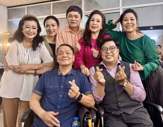 Nghệ sĩ và Sàn Diễn - 10 năm HTV Các nghệ sĩ cùng chúc mừng sinh nhật 10 năm Nghệ sĩ và Sàn Diễn trên HTV