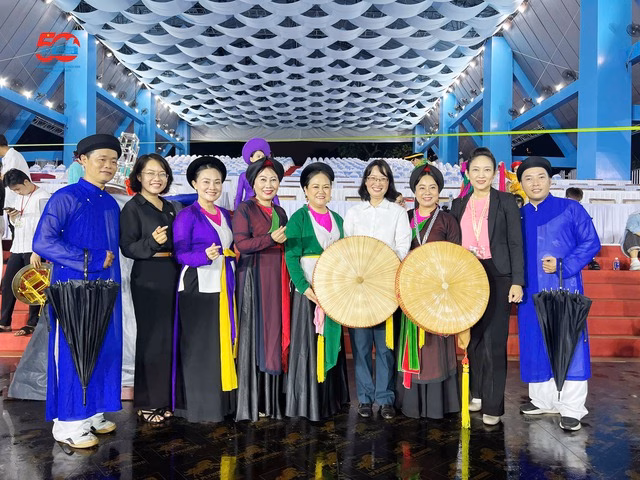 Nghệ nhân, nghệ sĩ dân gian chụp ảnh lưu niệm cùng lãnh đạo TP.HCM Các nghệ nhân, nghệ sĩ bộ môn dân gian chụp ảnh lưu niệm với bà Trần Thị Diệu Thúy - Phó Chủ tịch UBND TP HCM (thứ 4 từ phải sang) và NSND Nguyễn Thị Thanh Thúy - Phó Giám đốc Sở Văn hóa - Thể thao TP HCM (thứ 2 từ phải sang) tại lễ sơ duyệt
