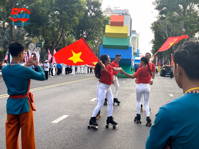 Diễn viên xiếc hăng say tập luyện cho buổi diễu hành Các diễn viên xiếc của Trung tâm Nghệ thuật TP HCM tập luyện tại lễ sơ duyệt diễu binh, diễu hành