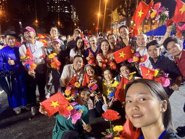 Nghệ sĩ các lĩnh vực hội tụ tại buổi lễ sơ duyệt diễu binh, diễu hành Các nghệ sĩ của nhiều lãnh vực phấn khởi tại buổi lễ sơ duyệt diễu binh, diễu hành