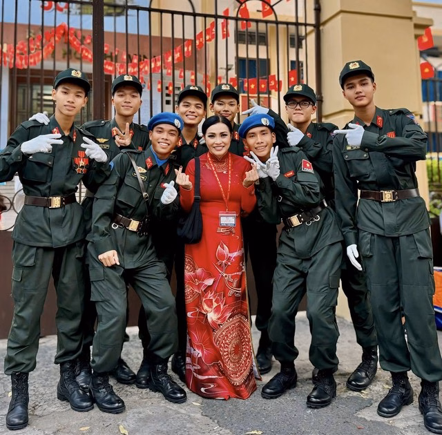 Lan Ngọc, Phương Thanh, Thúy Ngân… hạnh phúc sau diễu hành - Ảnh 2.