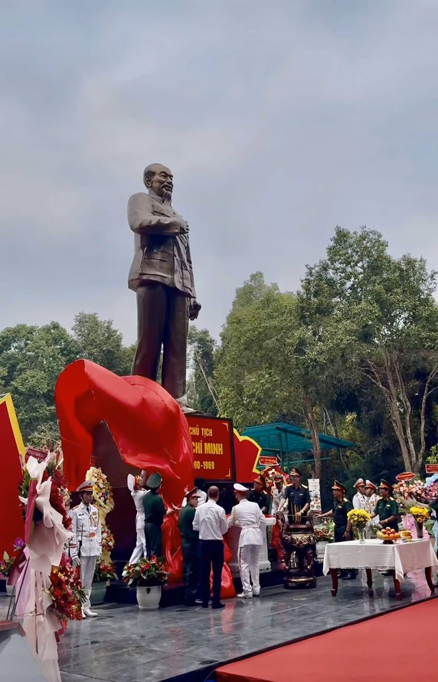 Toàn cảnh tượng đài Không gian văn hóa Hồ Chí Minh