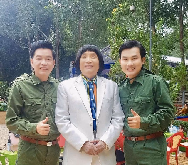 Khoảnh khắc cuối lễ NSND Minh Vương và đồng nghiệp