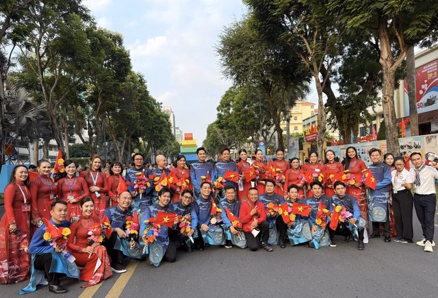 Lan Ngọc, Phương Thanh, Thúy Ngân… hạnh phúc sau diễu hành - Ảnh 13.