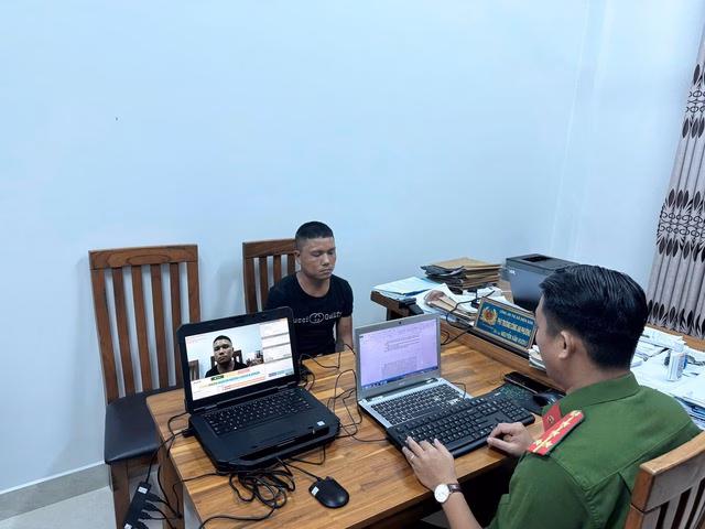 Nguyễn Văn Sơn tại cơ quan công an Nam thanh niên Nguyễn Văn Sơn tại cơ quan công an
