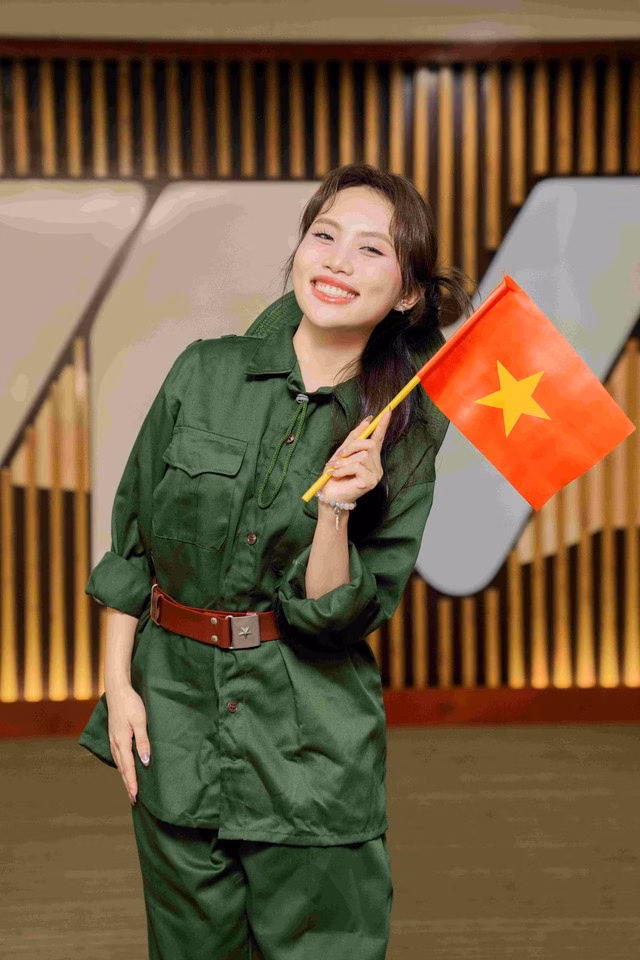 Phương Mỹ Chi thăng hoa với Mùa xuân trên TP HCM, lan tỏa niềm tự hào dân tộc Phương Mỹ Chi hát Mùa xuân trên TP HCM gây bão - Ảnh 1.