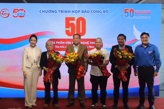 NSND Nguyễn Thị Thanh Thúy và ông Ngô Minh Hải tặng hoa cho các tác giả Tôn vinh 50 tác phẩm văn học nghệ thuật - Ảnh 1.
