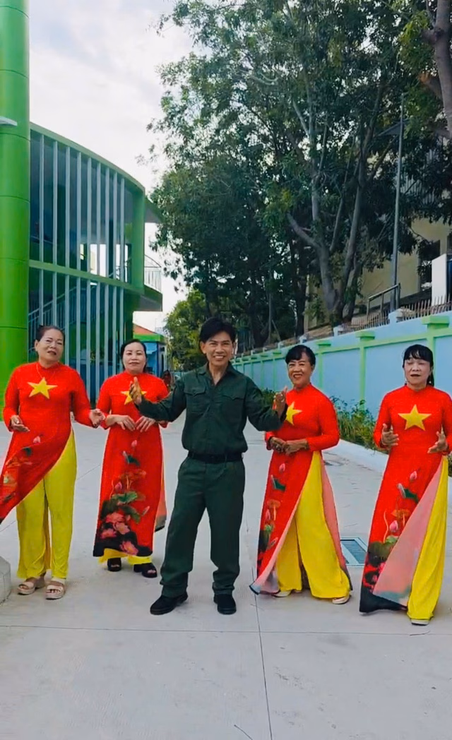 Mai Tuấn tái xuất với MV mới Ca sĩ Mai Tuấn trong buổi ghi hình MV Đôi đũa lệch