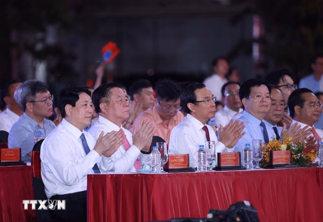 Lãnh đạo quốc gia tại điểm cầu TP.HCM Chủ tịch nước Lương Cường cùng đoàn lãnh đạo