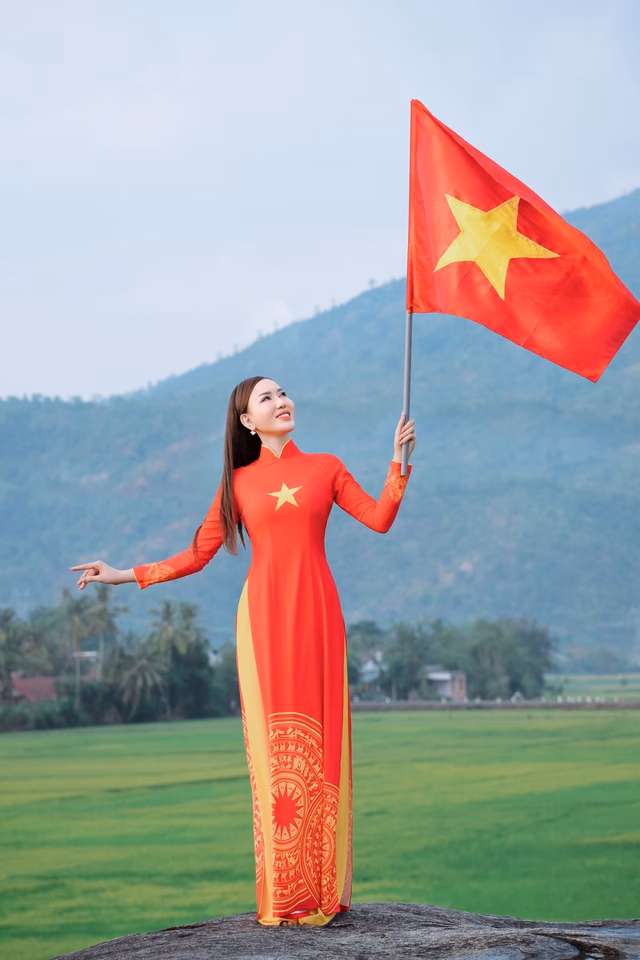 Hoa hậu Lương Thị Thùy Dung trong bộ ảnh kỷ niệm