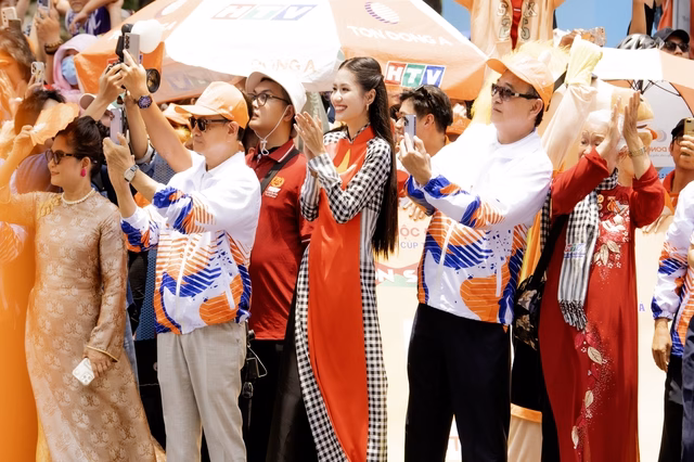 Hoa hậu Nguyễn Thanh Hà diện áo dài cờ đỏ sao vàng trong chặng cuối Cúp xe đạp truyền hình TP HCM - Ảnh 2