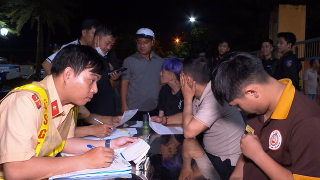 Công an lập biên bản vi phạm giao thông Công an theo dõi mạng xã hội, hóa trang khi tuần tra để chặn đua xe- Ảnh 4.
