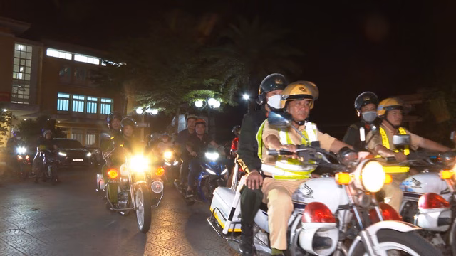 Công an triển khai tuần tra, kiểm soát giao thông Công an theo dõi mạng xã hội, hóa trang khi tuần tra để chặn đua xe- Ảnh 2.