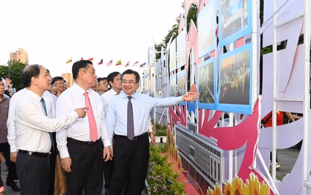 Hình ảnh tư liệu Khai mạc triển lãm “Đại thắng Mùa Xuân 1975 với Kỷ nguyên phát triển mới của dân tộc Việt Nam” - Ảnh 4.