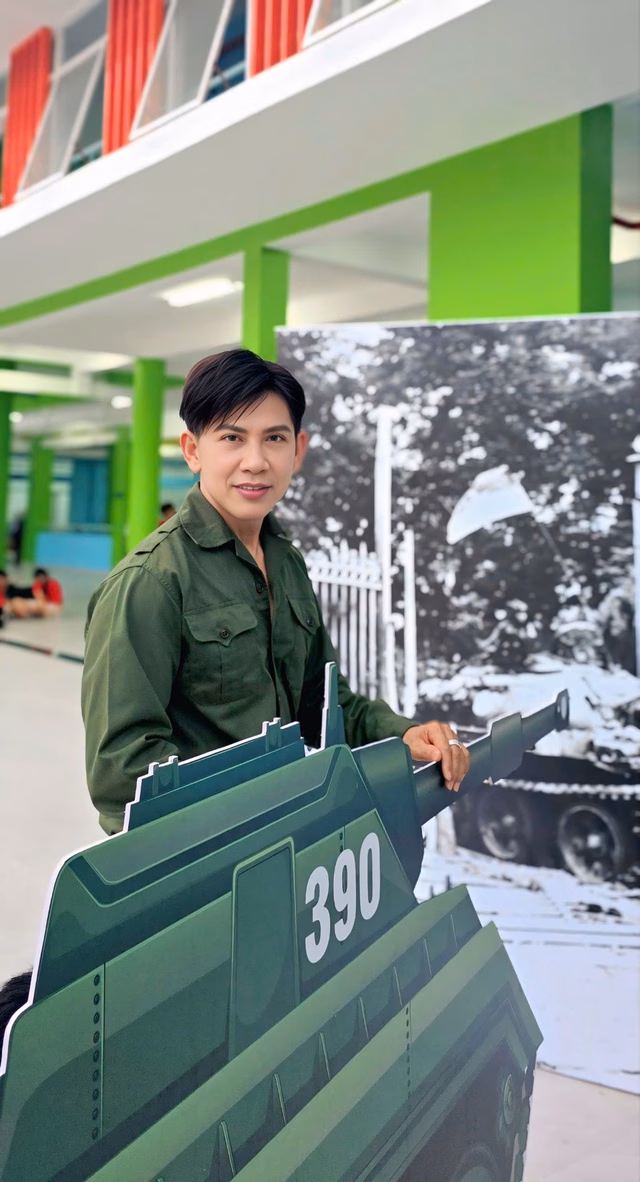 Mai Tuấn trong phòng thu âm Mai Tuấn ghi âm ca khúc mới