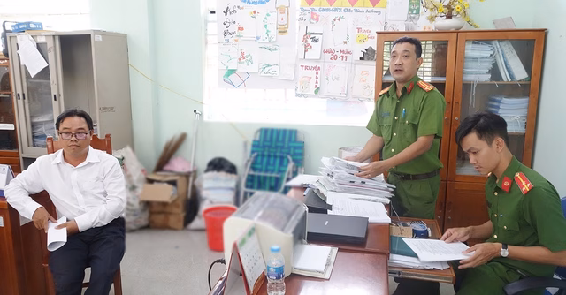 Hiện trường khám xét nơi làm việc Quá trình thu giữ chứng cứ vụ án