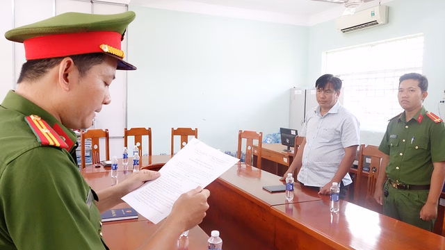 Cảnh sát áp giải bị can Trần Phú Hào Quá trình thi hành lệnh bắt tạm giam tại An Giang