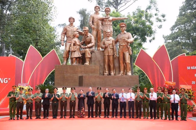 Tổng Bí thư Tô Lâm cùng các lãnh đạo chụp hình tại lễ kỷ niệm Tổng Bí thư Tô Lâm dự Lễ khánh thành Tượng đài Công an nhân dân tại TP HCM- Ảnh 2.