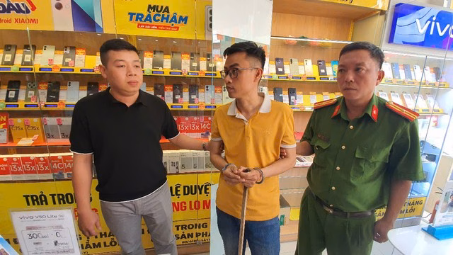 Thái Phi Hoàng bị bắt vì trộm cắp tài sản Quản lý cửa hàng Điện Máy Xanh đột nhập trộm 18 điện thoại- Ảnh 1.