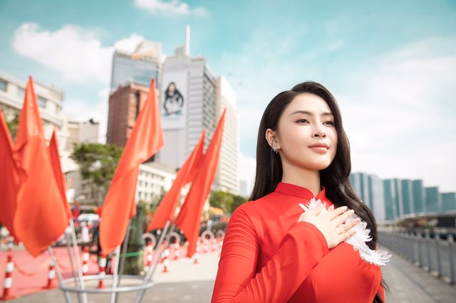 Hoa hậu Lý Kim Thảo giới thiệu về ngày Đại lễ với khách nước ngoài   - Ảnh 3.