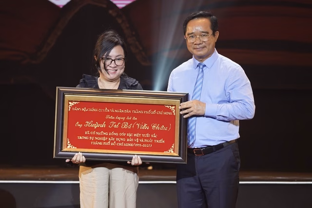 Lễ trao vinh danh các nghệ sĩ tiêu biểu Khoảnh khắc xúc động khi trao vinh danh