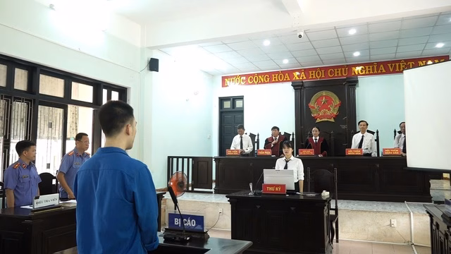 Phạm Trung Anh trong phiên tòa Bị cáo Phạm Trung Anh tại tòa án Huế