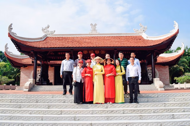 Hoa hậu Nguyễn Ngọc Hiếu tham gia chương trình tri ân anh hùng liệt sĩ tại Long Khánh, Đồng Nai - Ảnh 3.