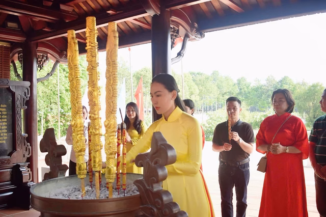 Hoa hậu Nguyễn Ngọc Hiếu tham gia chương trình tri ân anh hùng liệt sĩ tại Long Khánh, Đồng Nai - Ảnh 2.