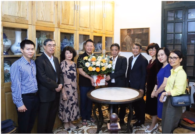 Thứ trưởng Nguyễn Minh Vũ và Thứ trưởng Hoàng Đạo Cương trao tặng hoa cho gia đình nhạc sĩ Hoàng Vân Ủy ban Quốc gia UNESCO Việt Nam thăm, chúc mừng gia đình cố nhạc sĩ Hoàng Vân- Ảnh 6.