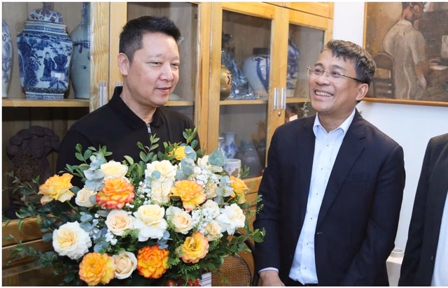 Thứ trưởng Nguyễn Minh Vũ trao tặng hoa cho gia đình nhạc sĩ Hoàng Vân Ủy ban Quốc gia UNESCO Việt Nam thăm, chúc mừng gia đình cố nhạc sĩ Hoàng Vân- Ảnh 4.